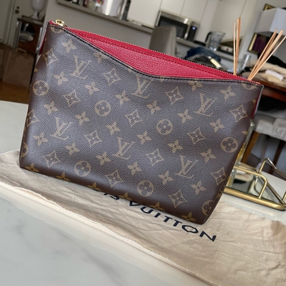 LV | Discontinued Monogram Pallas Beauty Case - Picture 9 of 10